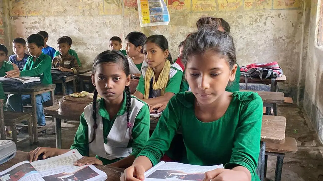 জরাজীর্ণ ভবনটি এখন শিক্ষক-শিক্ষার্থীদের আতঙ্কের কারণ