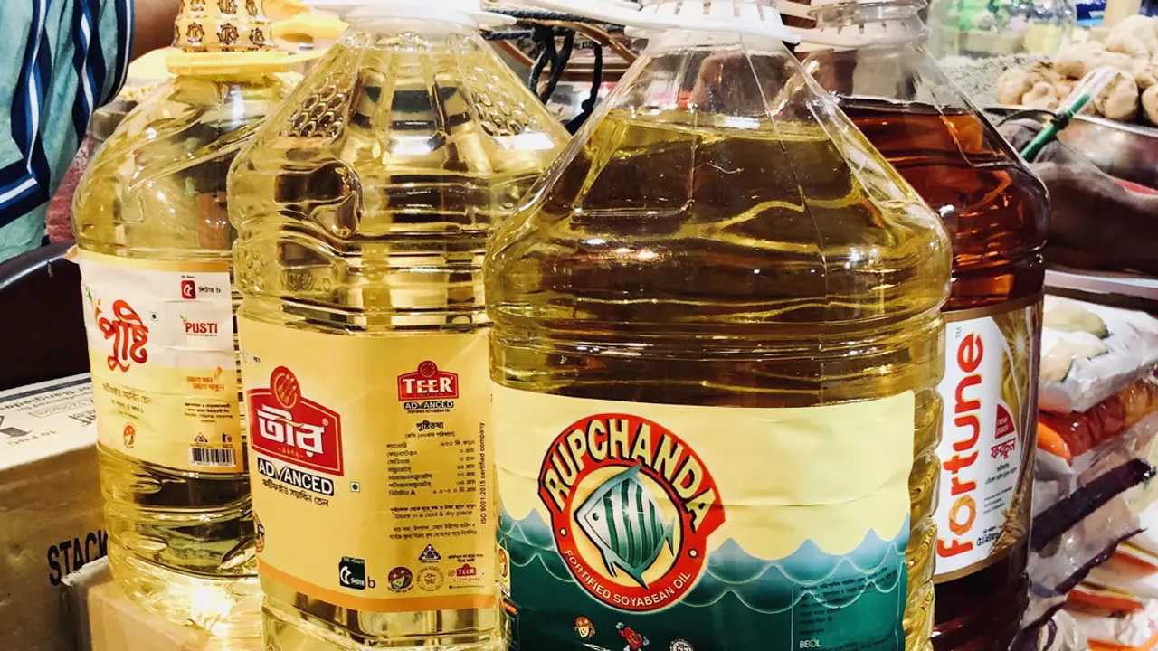 সয়াবিন তেলের দাম বাড়ার শঙ্কা ব্যবসায়ীদের
