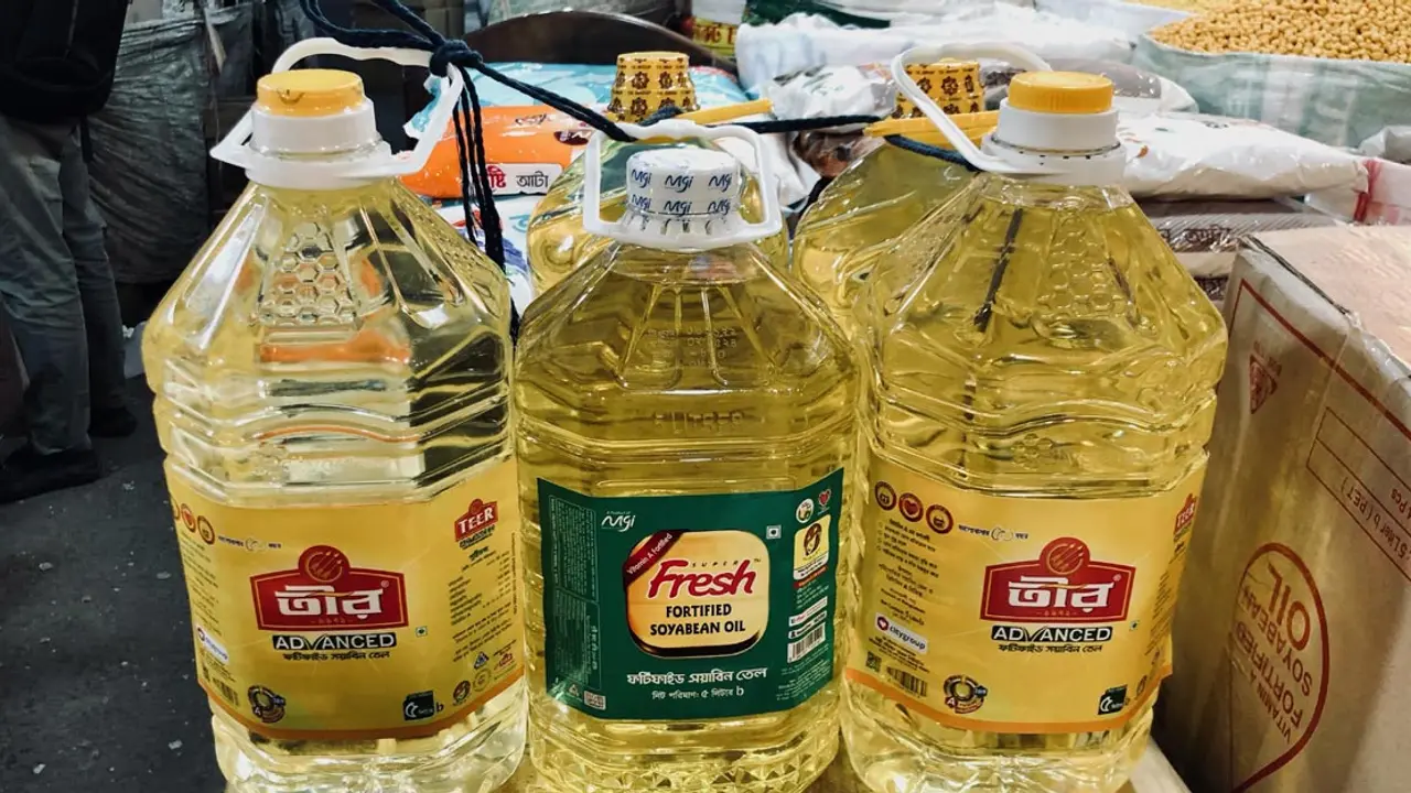 বাজারে সয়াবিন তেলের সংকট