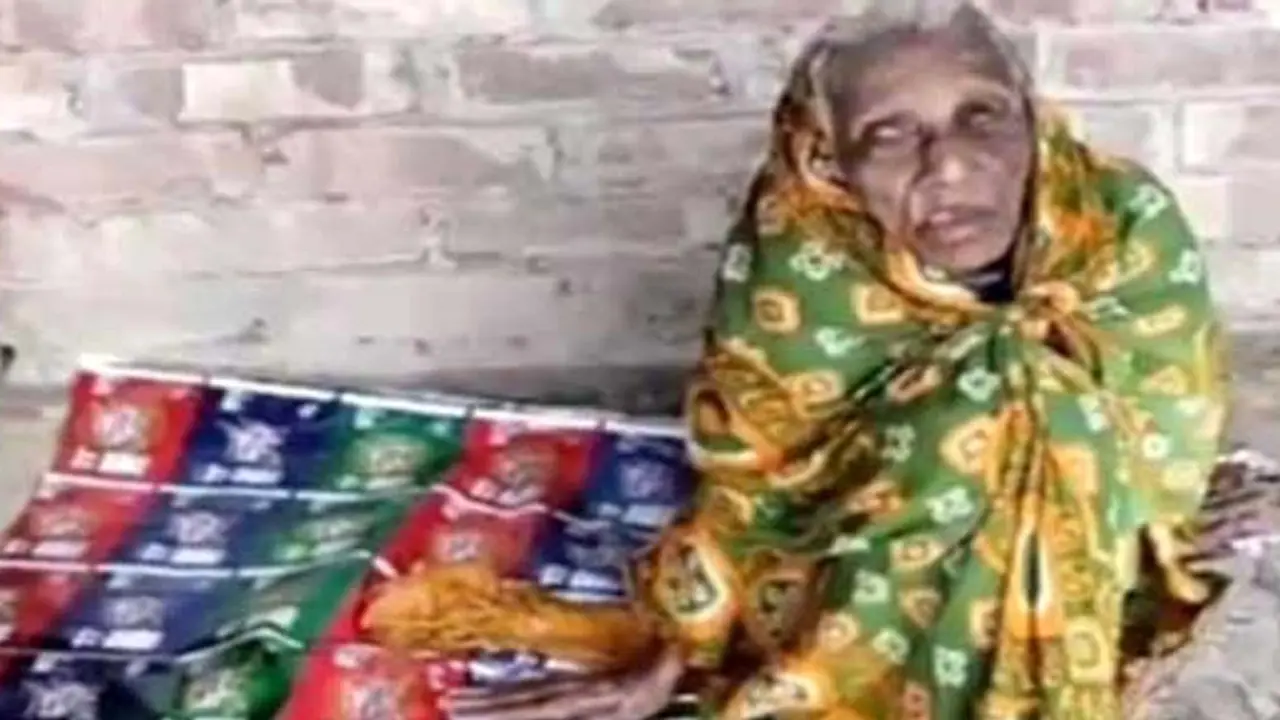 অন্ধ মাকে রাস্তায় ফেলে গেলেন ছেলে, দায়িত্ব নিলেন ডিসি