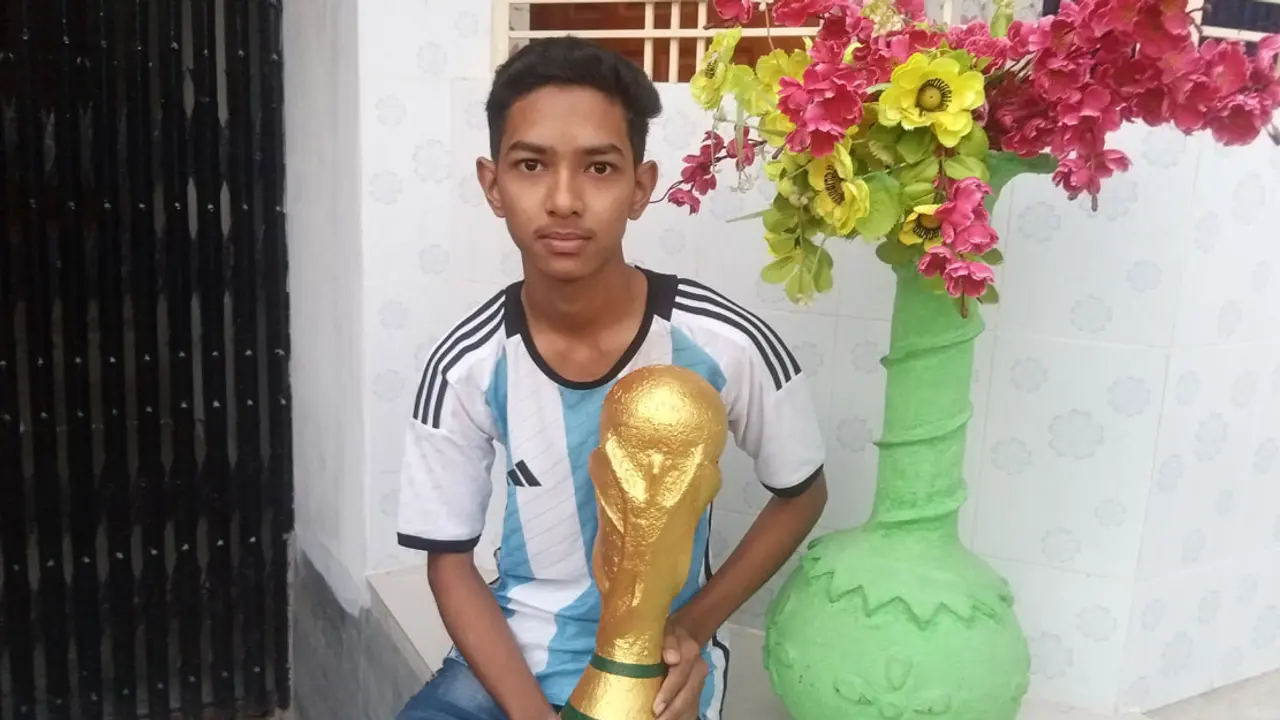 মায়ের কাগজের ফুলদানি দেখে বিশ্বকাপ ট্রফি বানালো স্কুলছাত্র সাকিব