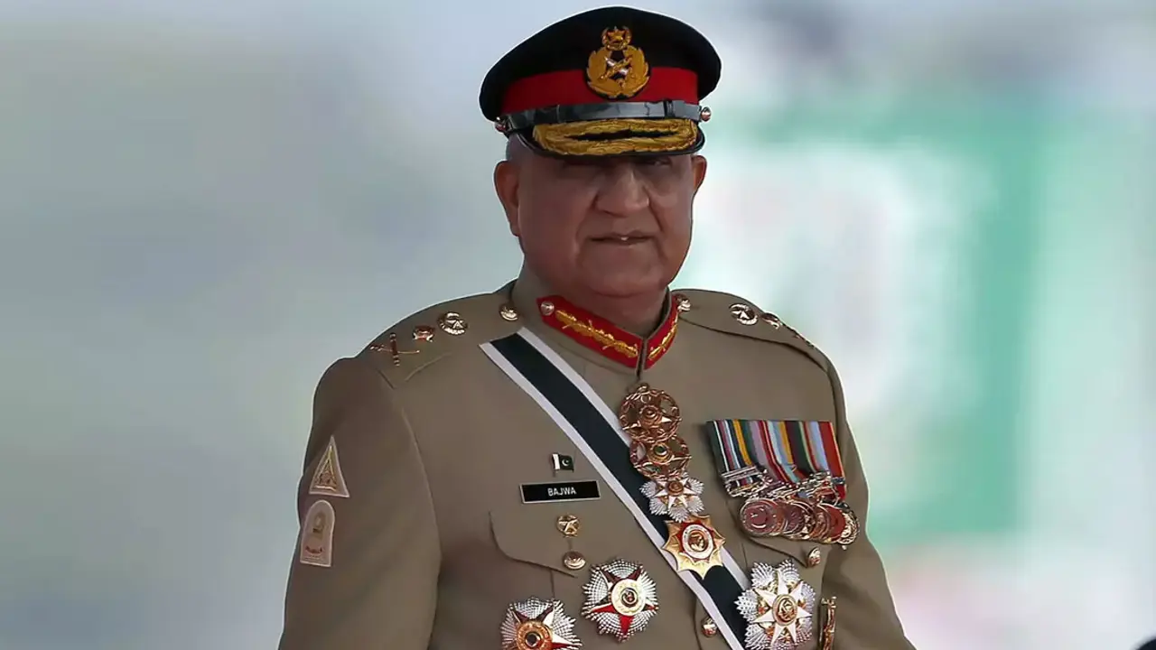 রাজনীতিতে হস্তক্ষেপের কথা স্বীকার করলেন পাকিস্তানের সেনাপ্রধান