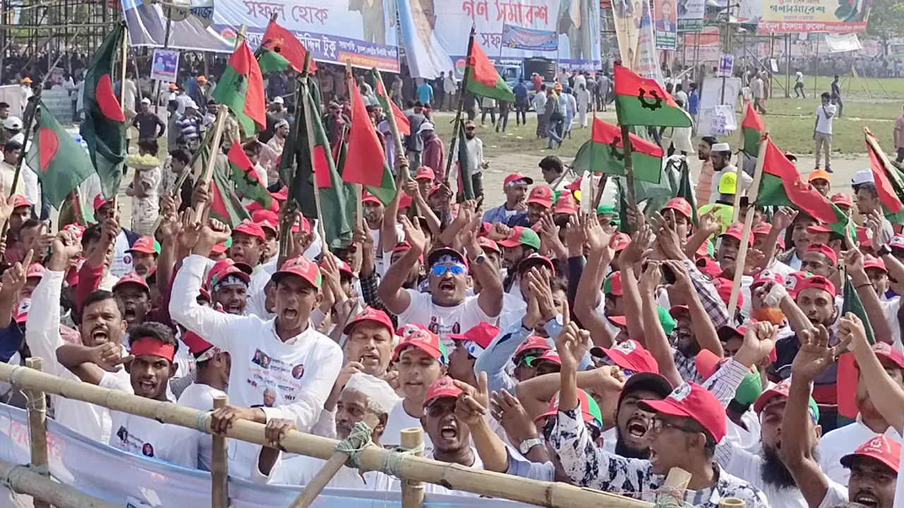 লাল-সবুজ পতাকা নিয়ে সমাবেশের মাঠে নেতাকর্মীরা