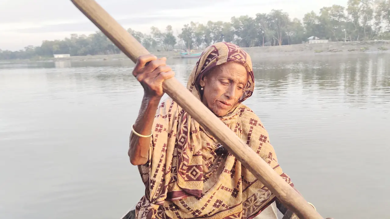 প্রবল আত্মসম্মান, ১৮ বছর ধরে খেয়া পারাপার করে জীবন চলছে আকলিমার