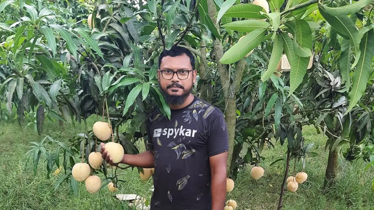 ব্যাংকের চাকরি ছেড়ে শুরু করেন কৃষি, ২ বছরেই বাজিমাত