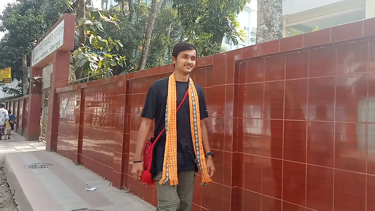 প্লাস্টিকের ভয়াবহতা বোঝাতে হেঁটে চাঁদপুরে এলেন ভারতীয় যুবক