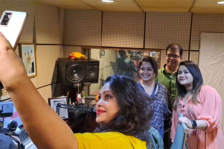 গানটির রেকর্ডিংয়ের প্রযোজক অনন্যা রুমা, ঝিলিক, কোনাল ও মনোয়ার হোসেন টুটুল