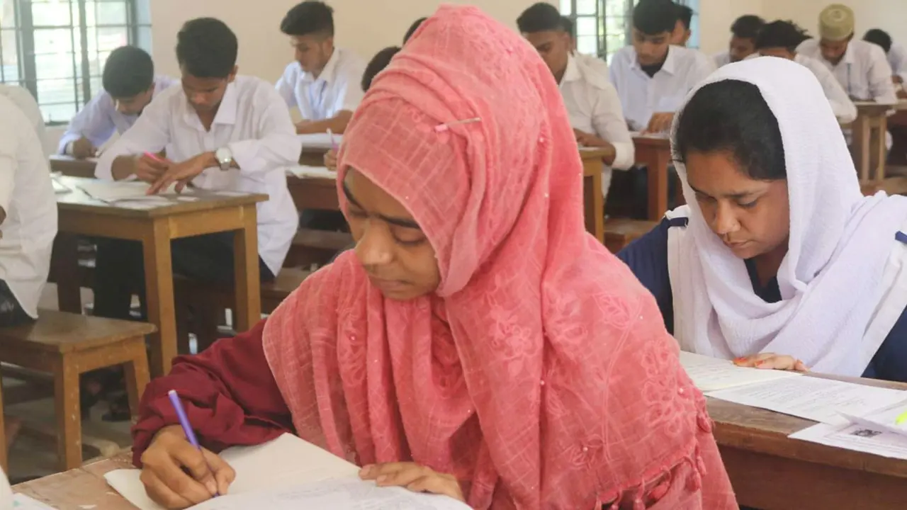 মায়ের মরদেহ বাড়িতে রেখে পরীক্ষা দিলো শারমিন