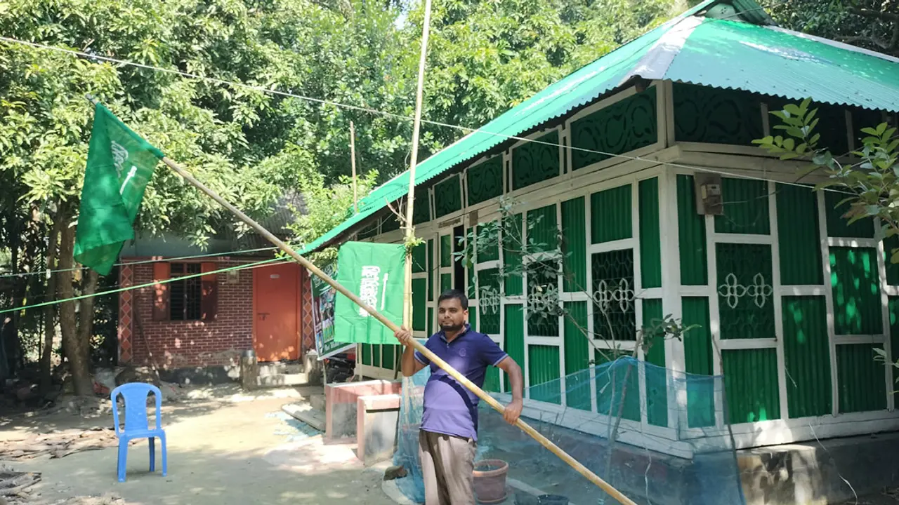 সৌদি আরবকে ভালোবেসে ঘর সাজিয়েছেন পতাকার রঙে