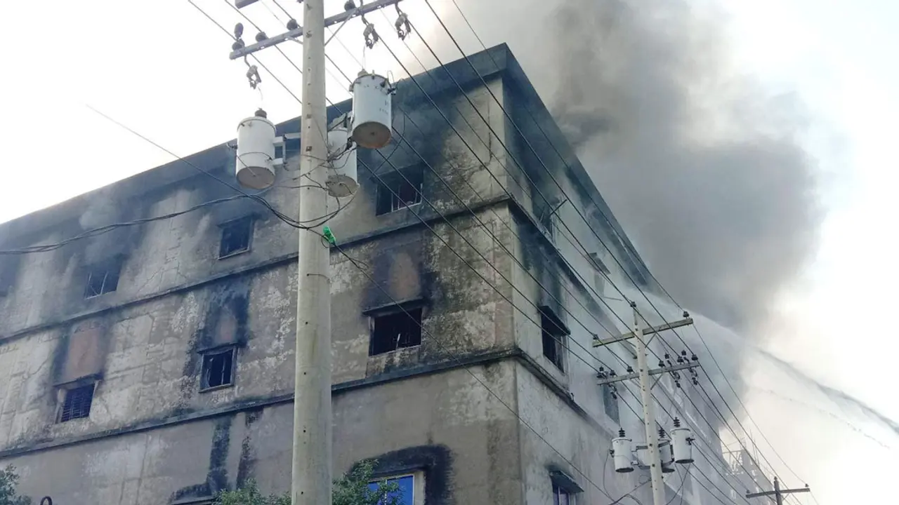 ধামরাইয়ে কীটনাশক কারখানায় আগুন, নিয়ন্ত্রণে ১০ ইউনিট