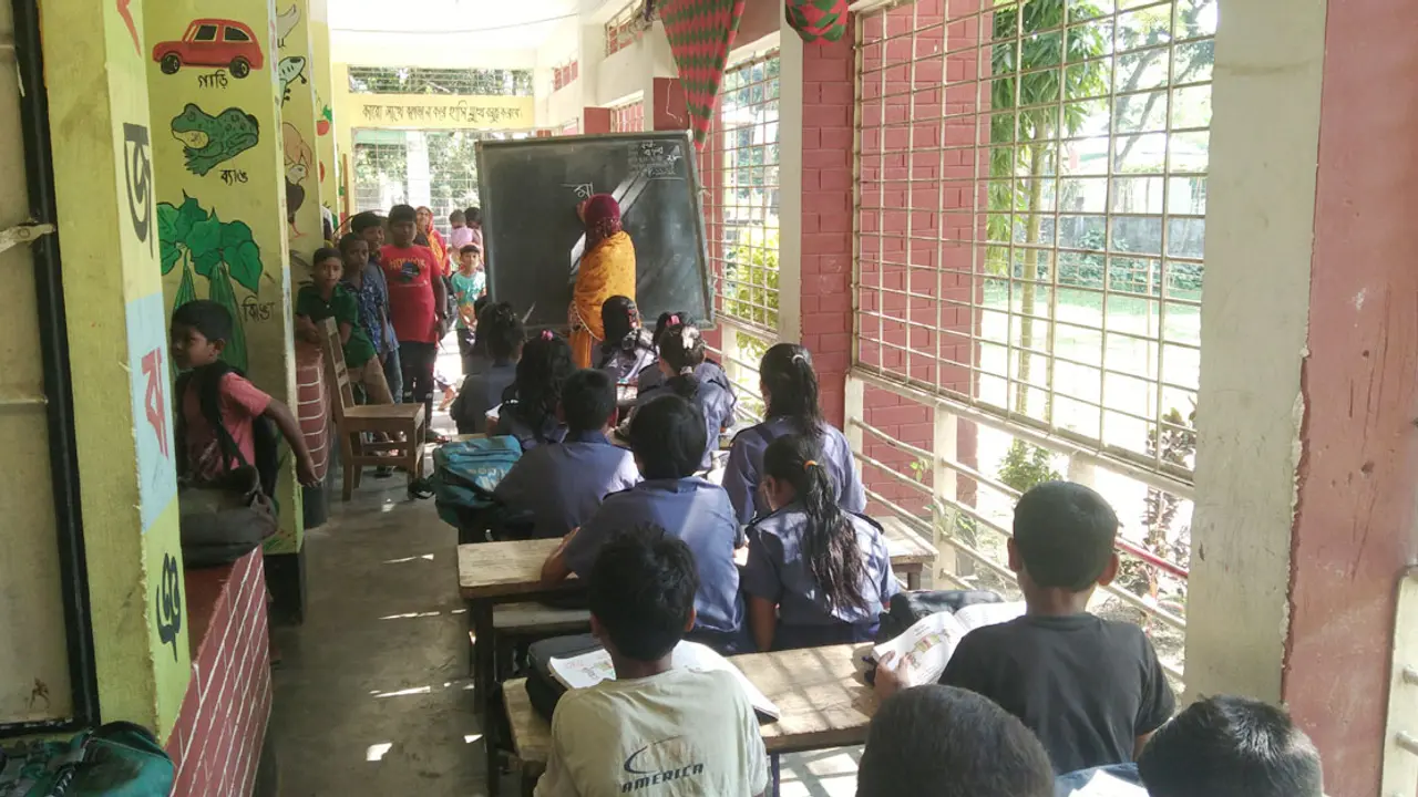 শ্রেণিকক্ষ সংকটে বারান্দায় পাঠদান