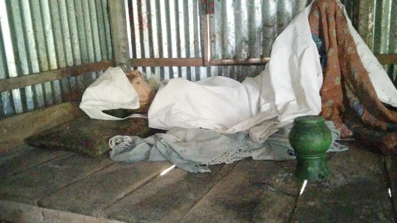 বয়স্ক ভাতার টাকা দেন না মেয়ে, বাবার রাত কাটে ভাঙা ঘরে