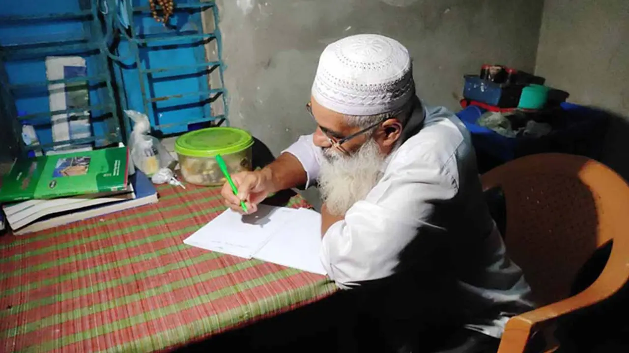 ৬৭ বছর বয়সে এসএসসি পাস করলেন আজাদ