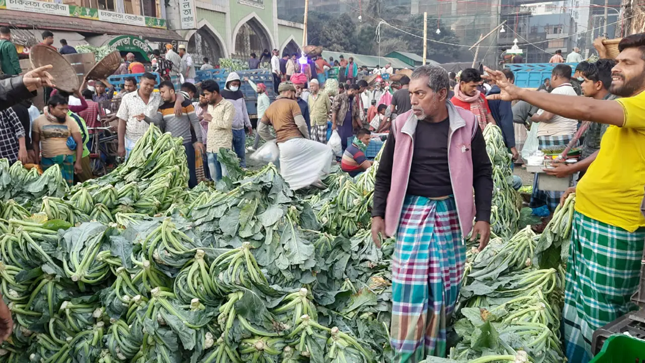 সবজির দাম পাইকারি বাজারে কম, খুচরায় চড়া