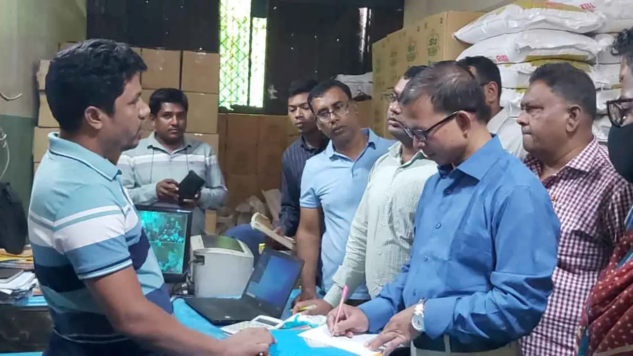 অবৈধভাবে চিনি মজুত, উদ্ধার করে সরকারি দরে বিক্রি