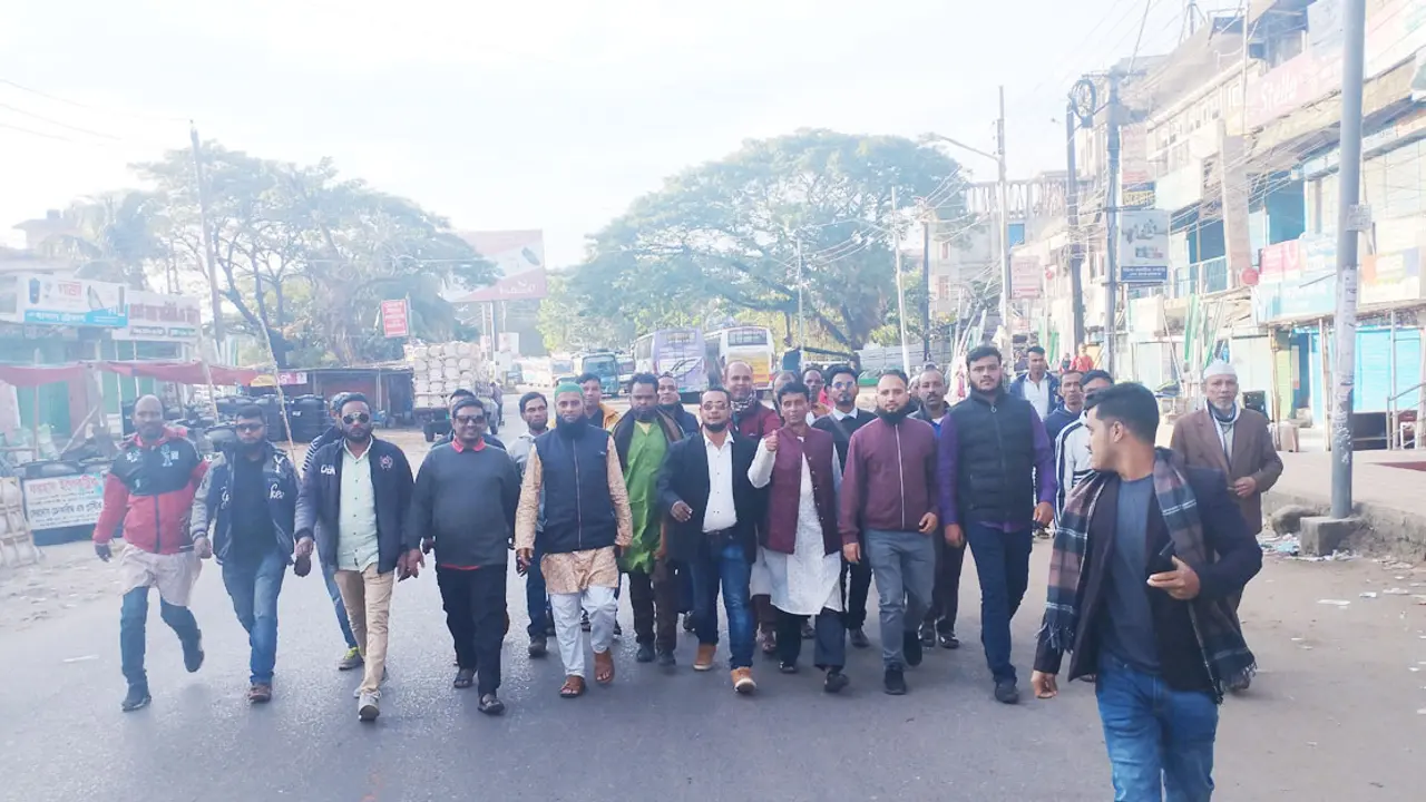 গণপরিবহন বন্ধ, ট্রেনে করে সমাবেশে আসছেন বিএনপির নেতাকর্মীরা