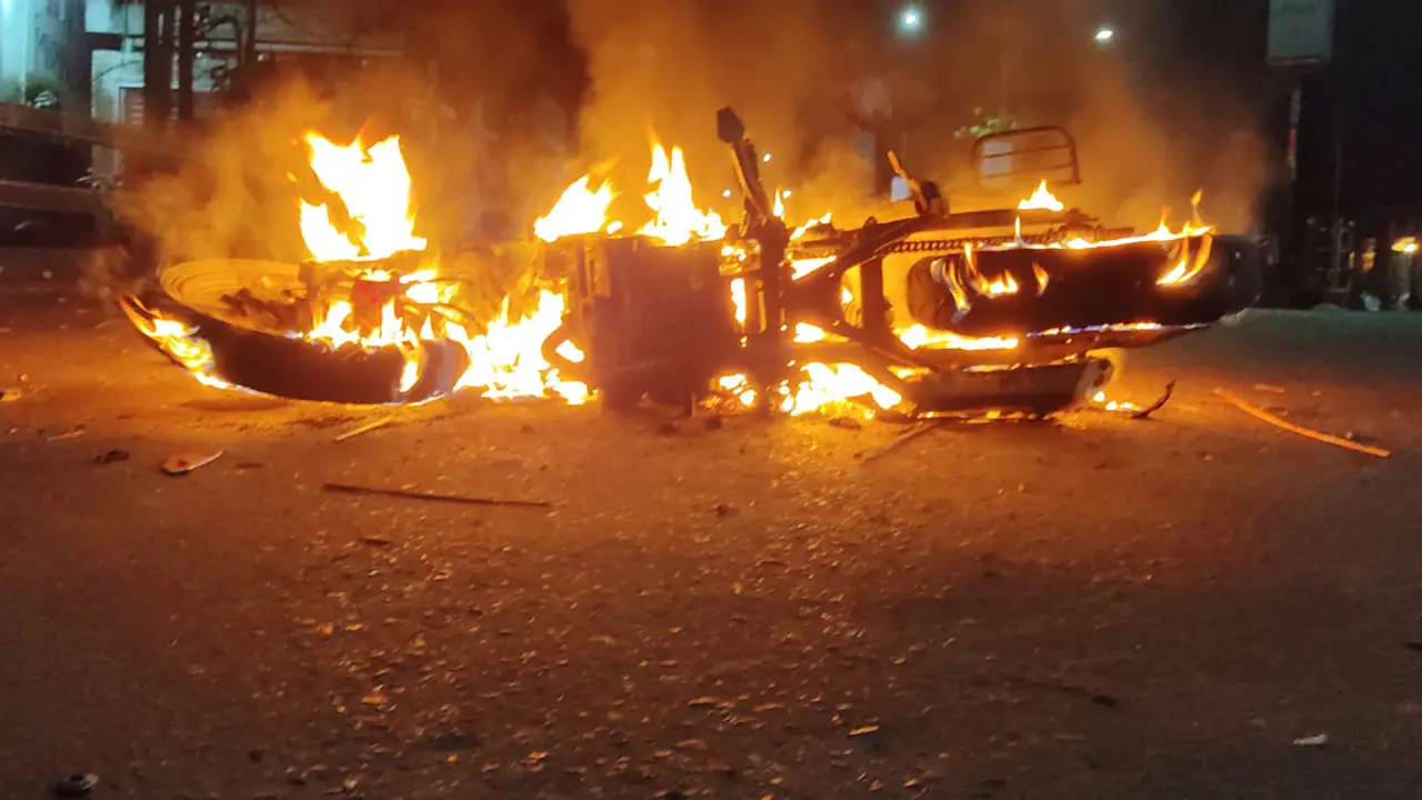 সিলেটে ছাত্রলীগ-ছাত্রদল পাল্টাপাল্টি ধাওয়া, মোটরসাইকেলে আগুন