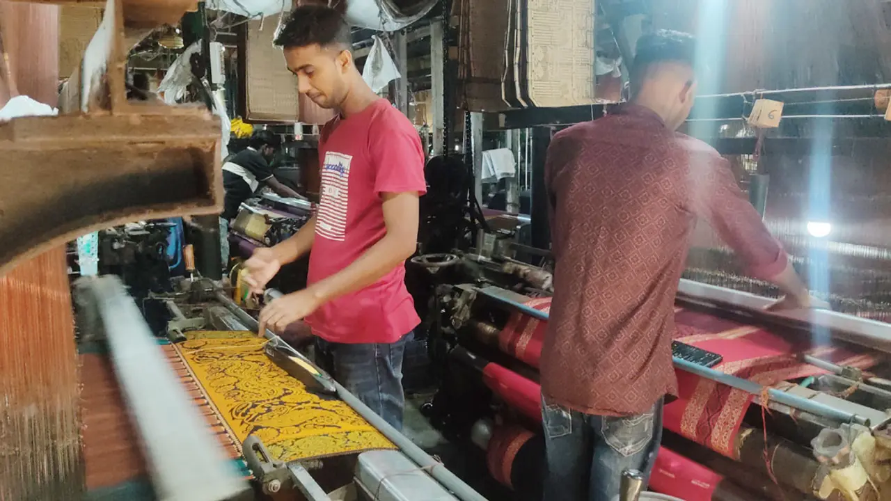 টাঙ্গাইলে বন্ধ হয়ে গেছে ৭শ তাঁত কারখানা, লোকসানে মালিক-শ্রমিকরা