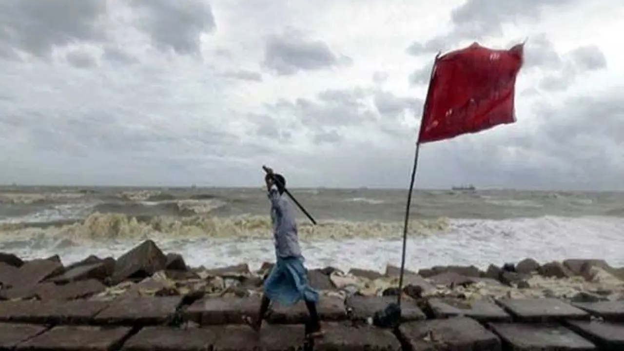 সমুদ্রবন্দরে সতর্ক সংকেত, নৌকা-ট্রলারকে সাবধানে থাকার নির্দেশ