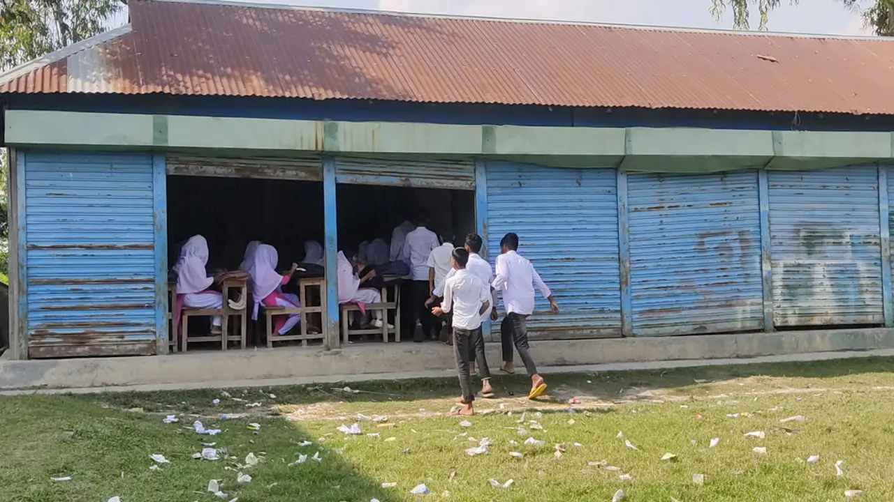 টাঙ্গাইলে দোকানঘরে চলছে বিদ্যালয়ের পাঠদান