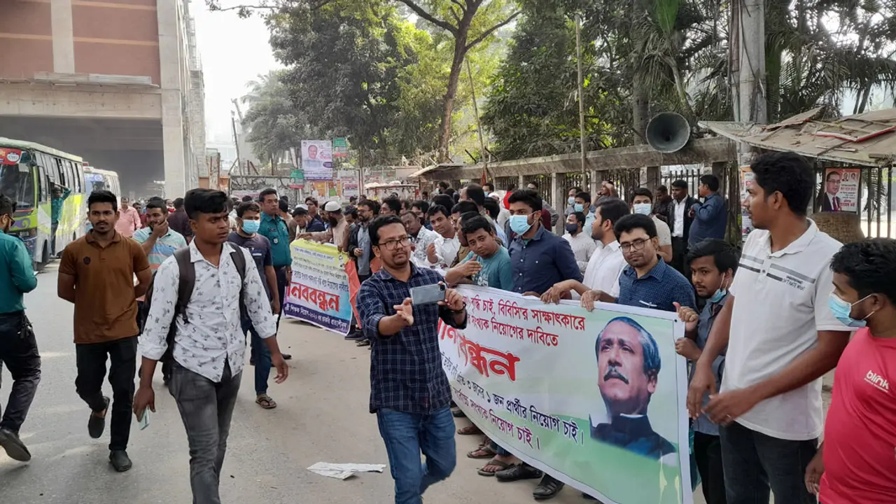 প্রাথমিকে শূন্যপদে নিয়োগের দাবিতে মানববন্ধন : পুলিশি বাধার অভিযোগ