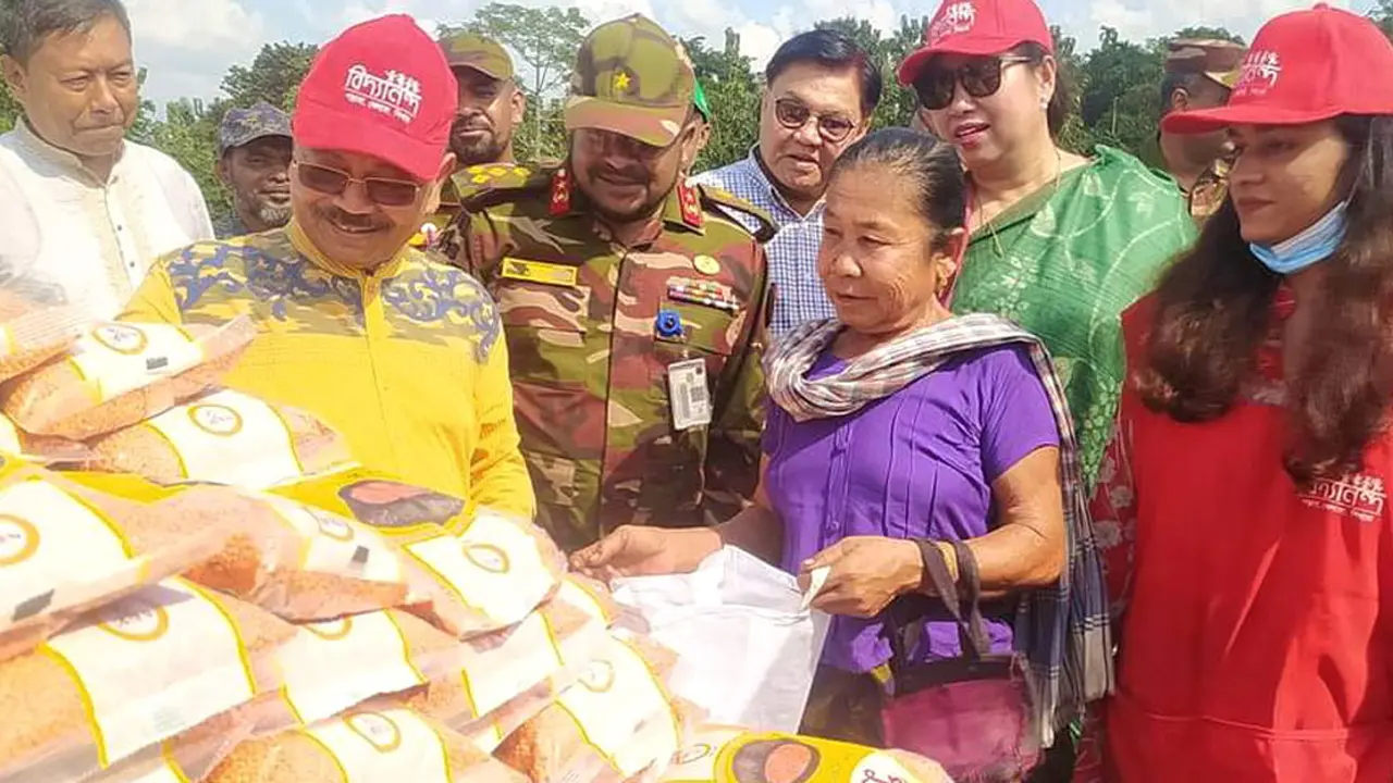 ‘গরিবের সুপারশপে’ পেলো ১০ টাকায় নিত্যপ্রয়োজনীয় পণ্য