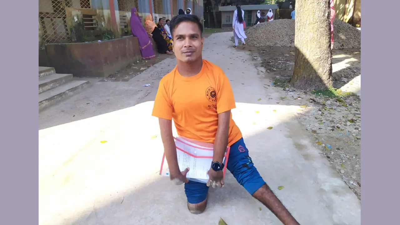 হামাগুড়ি দিয়েই এইচএসসি পরীক্ষায় অংশ নিলেন অদম্য আজহারুল