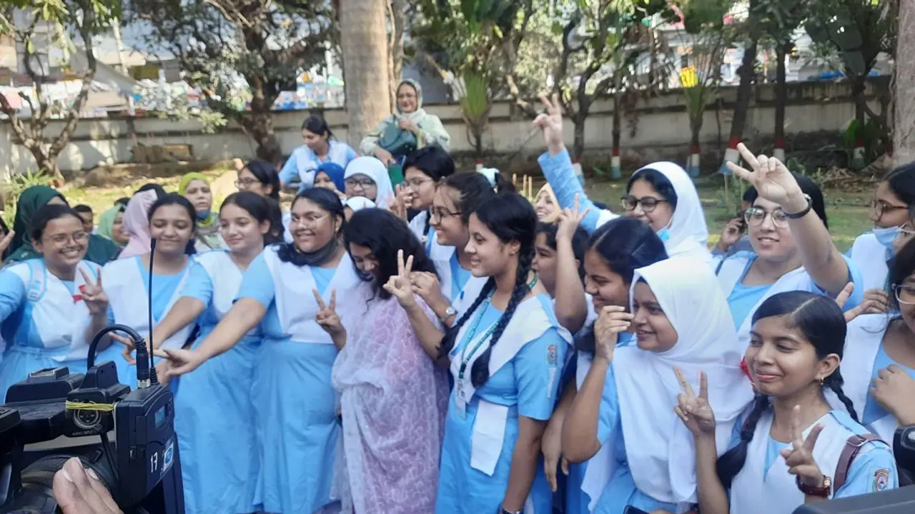 ভিকারুননিসায় ছাত্রীদের বাঁধভাঙা উচ্ছ্বাস