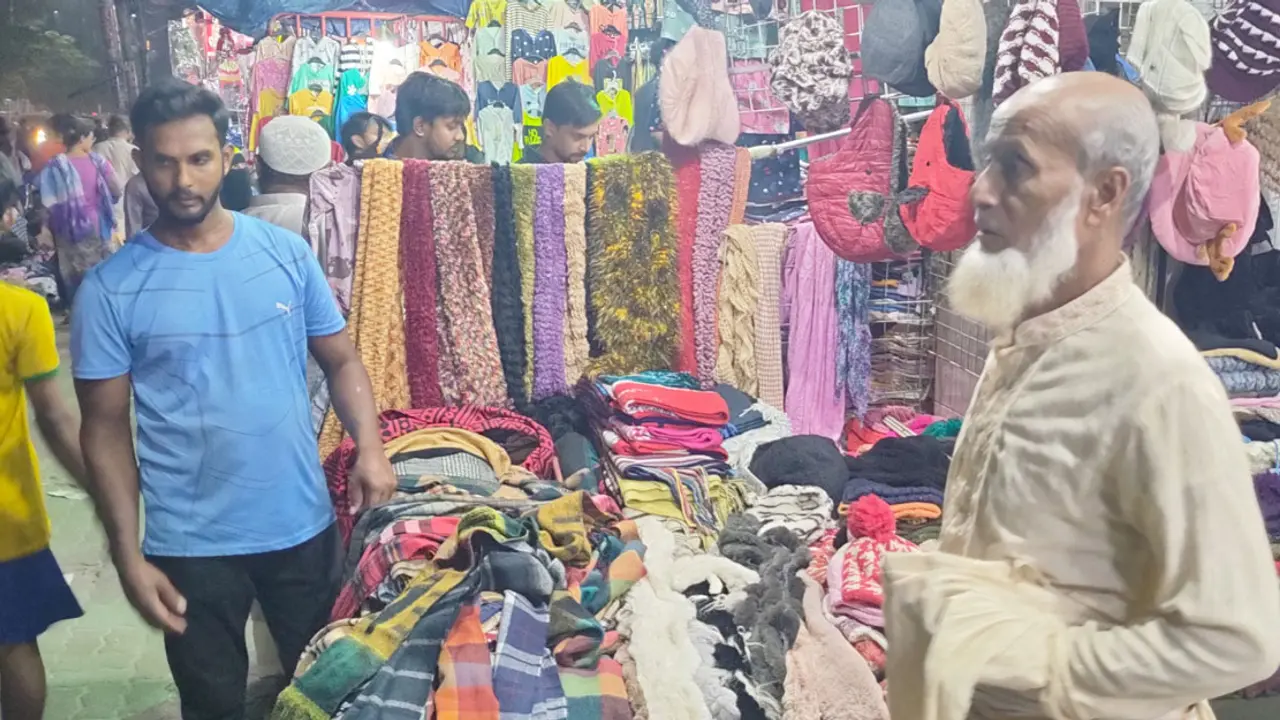 ফুটপাতে জমে উঠেছে শীতবস্ত্রের বাজার