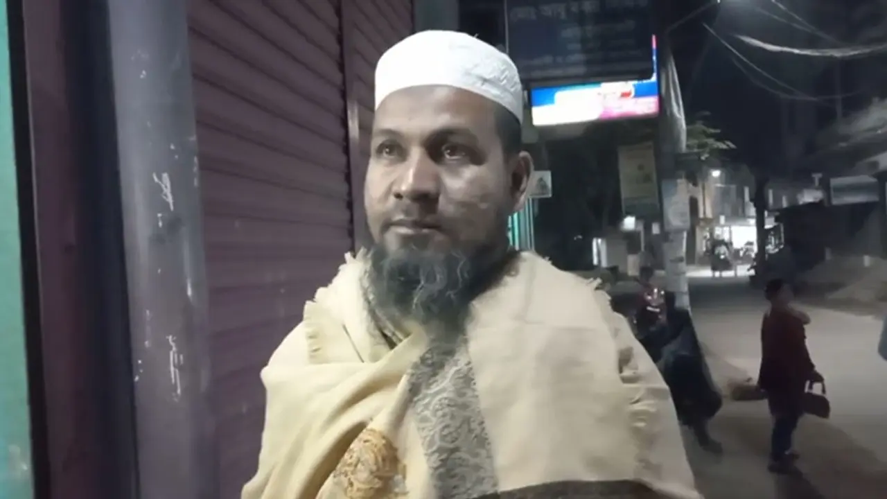 নামাজ পড়ে এসে অটোরিকশা না পেয়ে কাঁদছেন অসহায় জিয়াউল হক