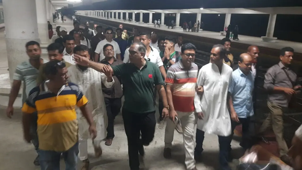 বাস-লঞ্চ বন্ধ, নেতা-কর্মীরা আসছেন ট্রেন-ট্রলারে