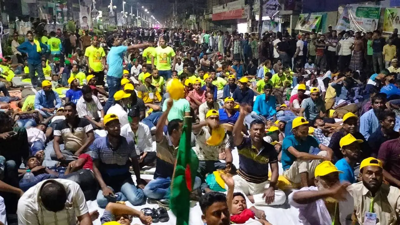 সঙ্গে এনেছেন কাঁথা-বালিশ, খাচ্ছেন খিচুড়ি-শুকনো খাবার