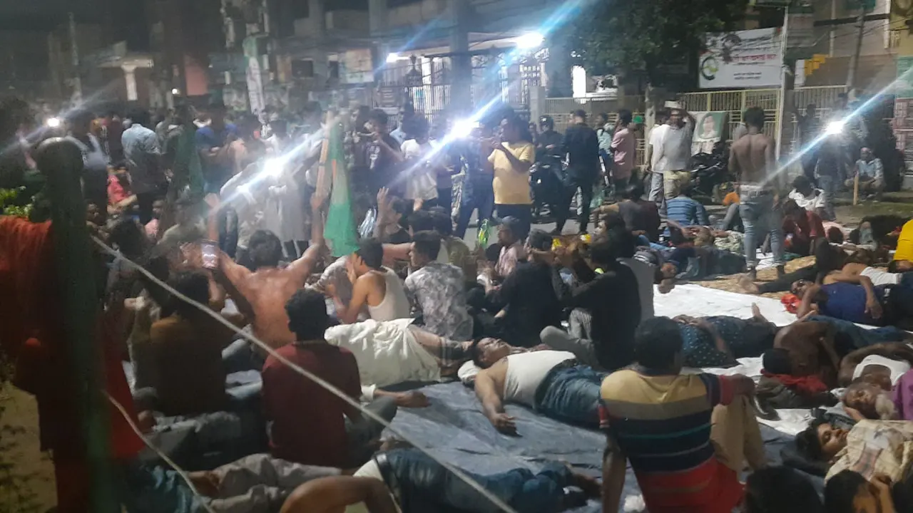 গল্প-গানে কাটছে সময়, উৎসবমুখর পরিবেশ