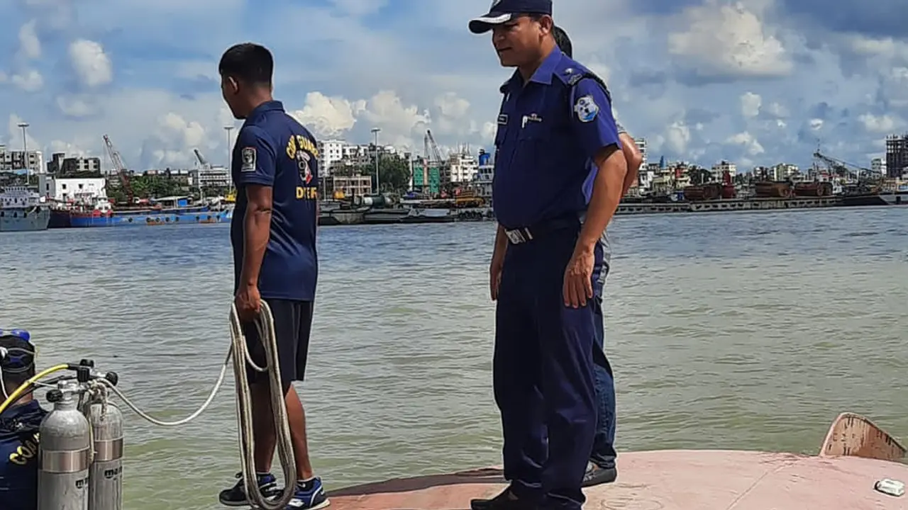 কর্ণফুলীতে ট্রলার ডুবে ৭ জন নিখোঁজ 