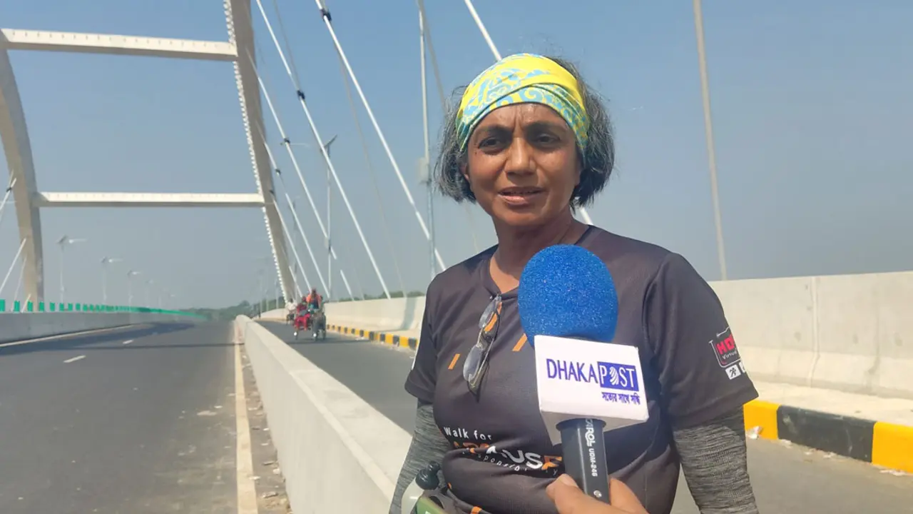 স্থাপত্যের টানে কলকাতা থেকে পায়ে হেঁটে ঢাকার উদ্দেশে গীতা
