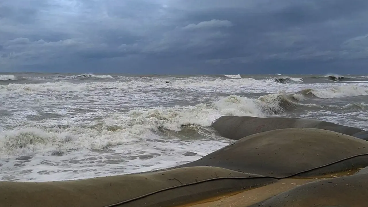 দুর্বল হয়ে স্থল নিম্নচাপে রূপ নিল ঘূর্ণিঝড় সিত্রাং