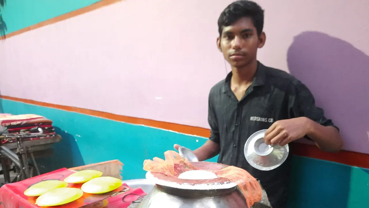 মোড়ে মোড়ে শীতের পিঠা