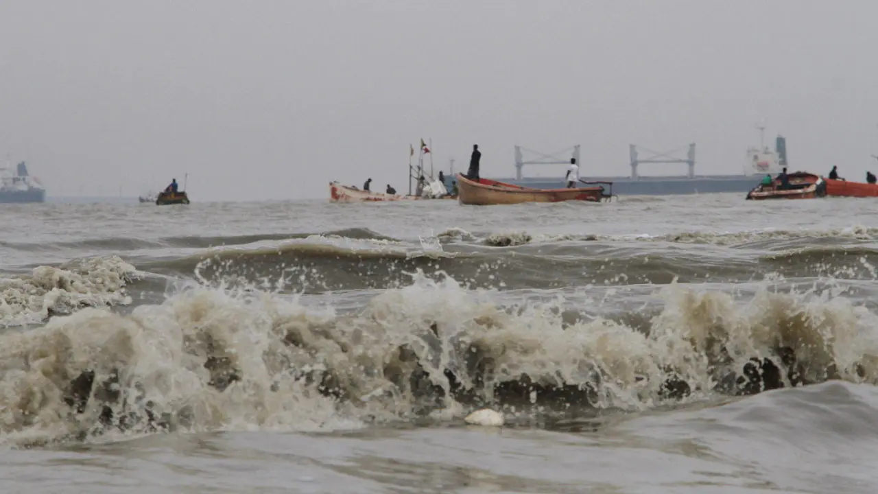 সমুদ্রবন্দর থেকে নামল বিপদ সংকেত