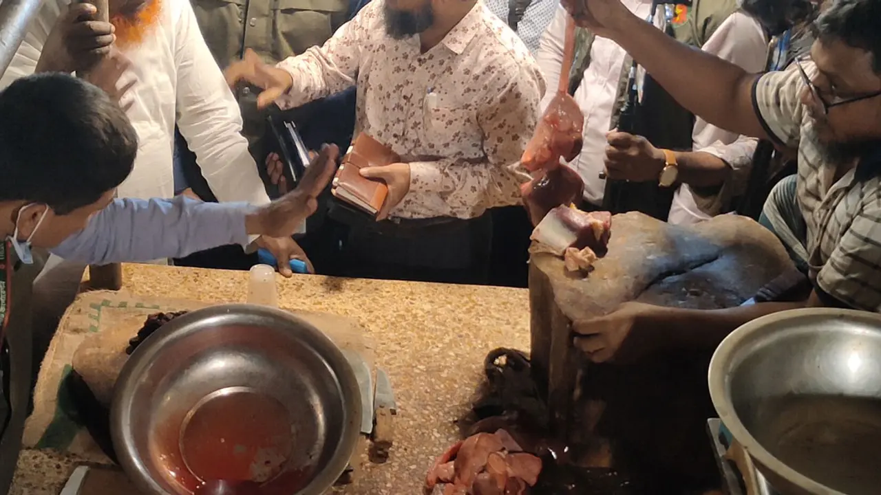 বিক্রেতা নিজেই জানেন না গরু না মহিষের মাংস!