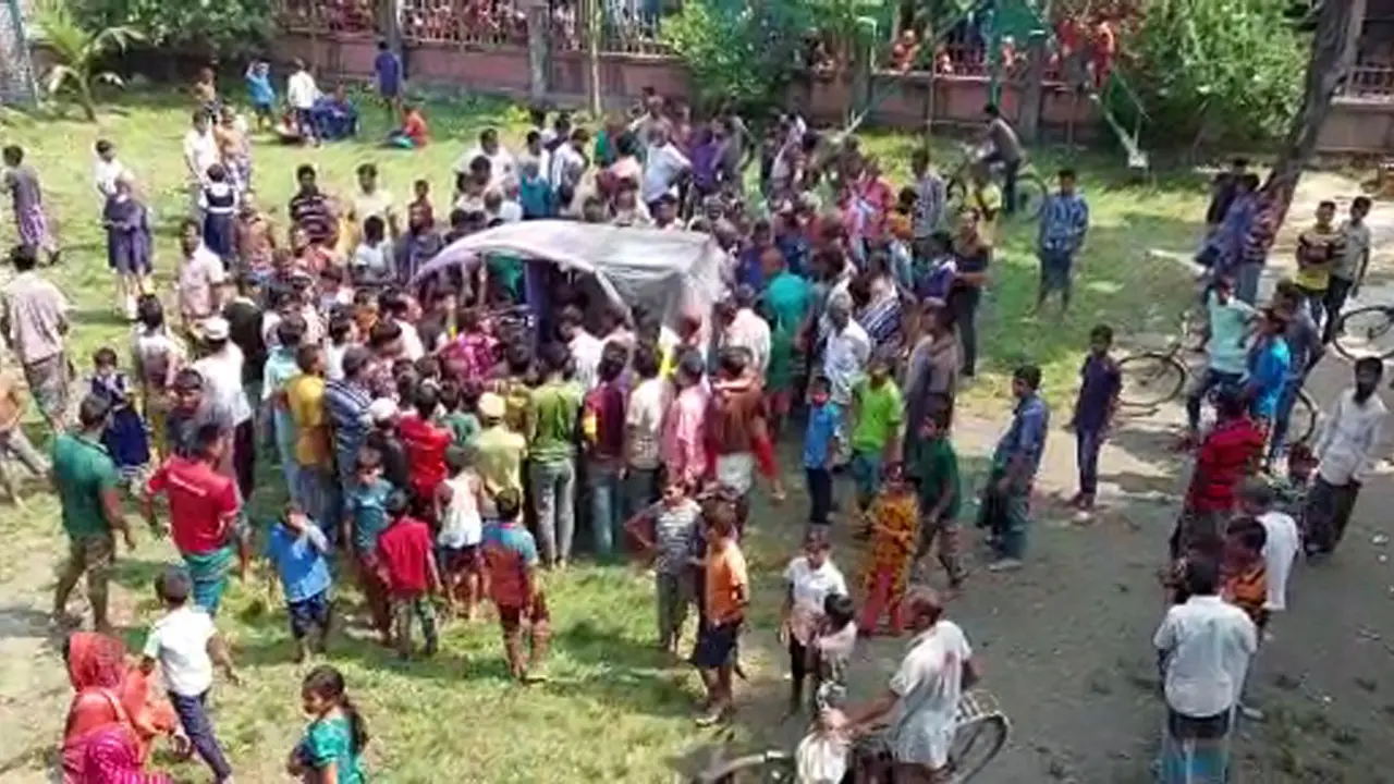 রামদা হাতে লালমনিরহাটে স্কুলে তাণ্ডব