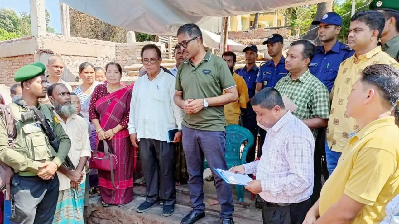 জুরাছড়িতে অগ্নিকাণ্ডে ক্ষতিগ্রস্তদের পাশে জেলা প্রশাসন