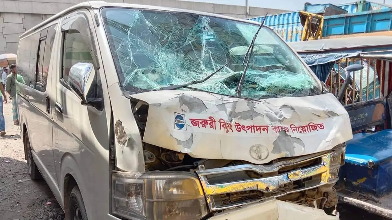 কাঁচপুরে মাইক্রোবাসচাপায় প্রাণ গেল ৫ জনের