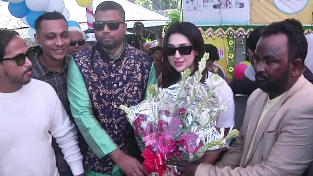 অপু বিশ্বাসকে দেখতে কুড়িগ্রামে জনতার ভিড়