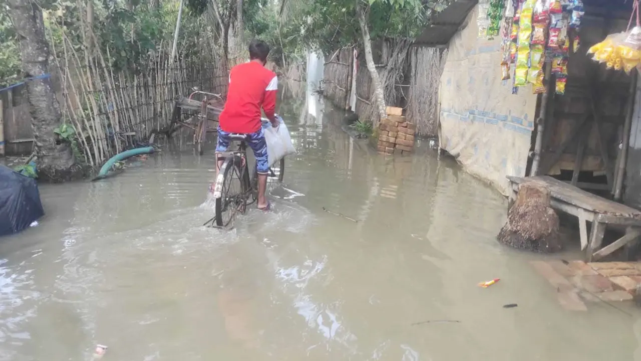 ‘সবাই আশ্বাস দেয়, কিন্তু বাঁধ হয় না’