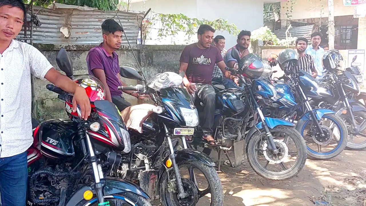 পাহাড়ে মোটরসাইকেল চালিয়ে সংসার চালাচ্ছেন বেকার যুবকরা
