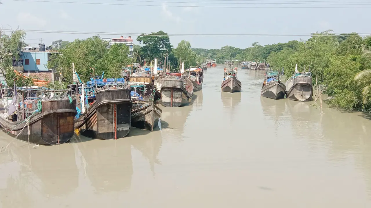 বরগুনায় বরফ সংকট, জেলেদের সাগরে যাওয়া অনিশ্চিত