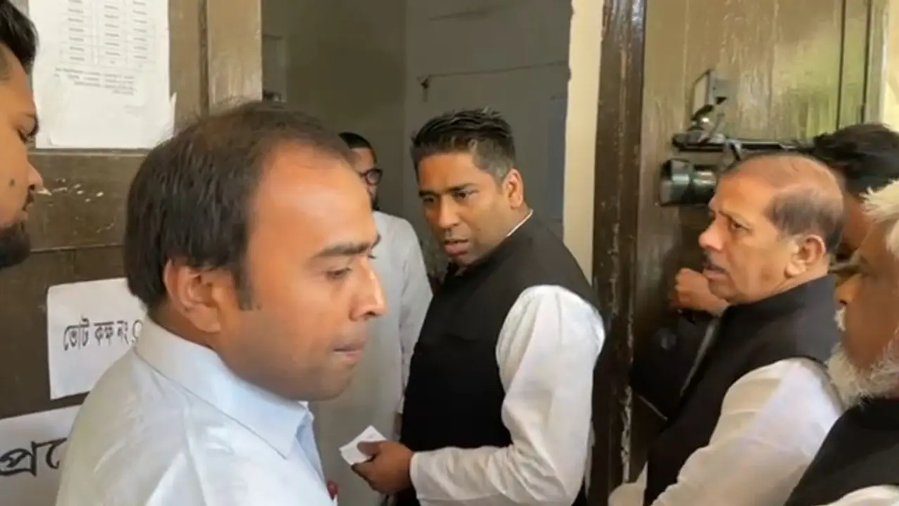 ভোটকেন্দ্রে ইউএনওর সঙ্গে মেয়র সাদিকের বাগবিতণ্ডা