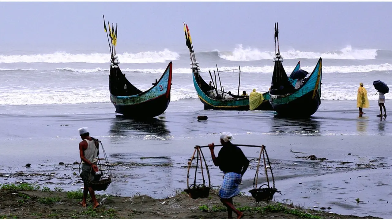 বাংলাদেশকে লক্ষ্য করেছে ঘূর্ণিঝড় সিত্রাং