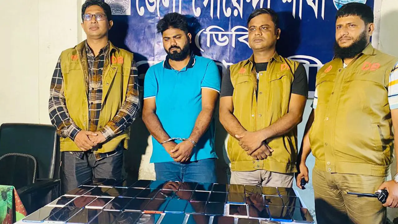 বাংলাদেশের চোরাই মোবাইল ভারতে বিক্রি করেন সাফায়েত