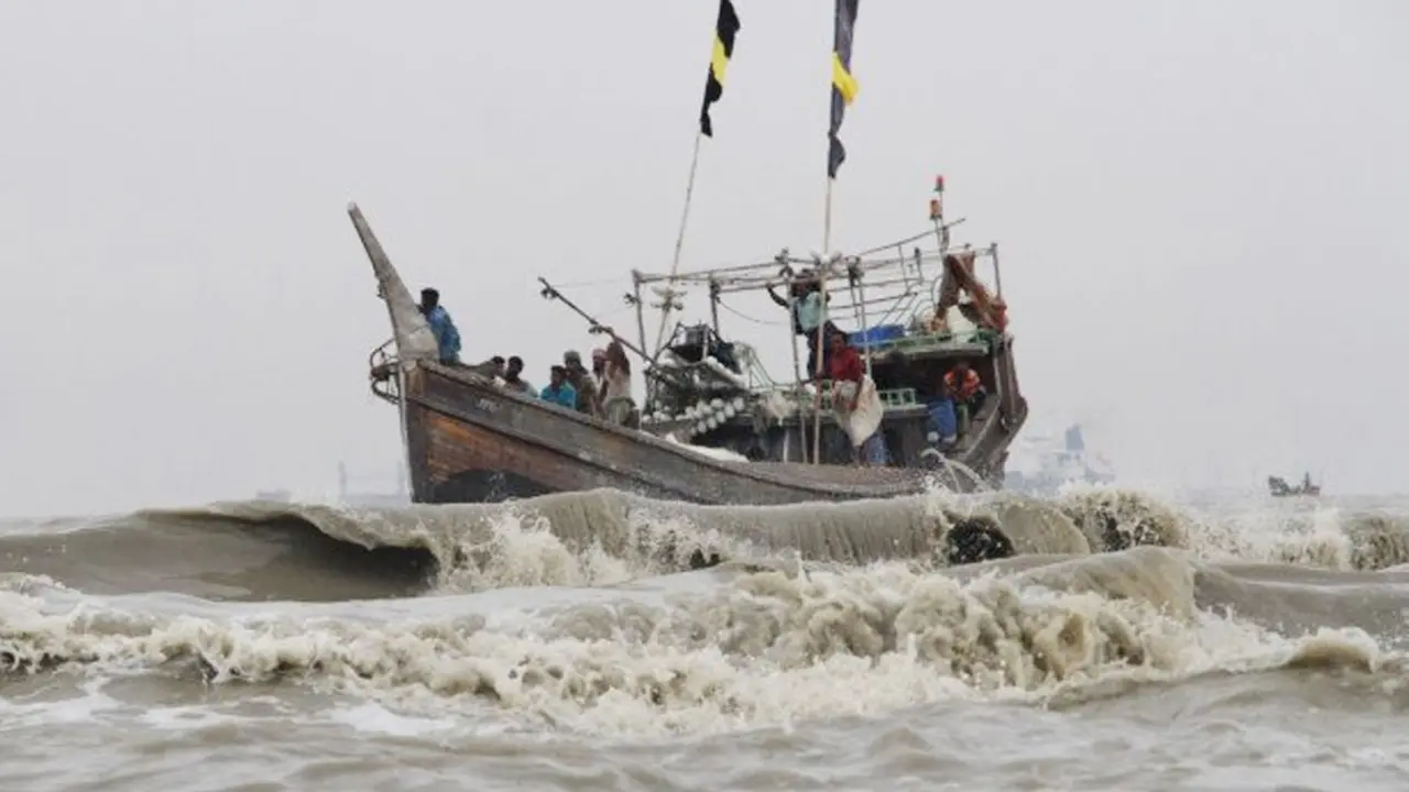 সাগর উত্তাল, বাড়ছে ঝোড়ো হাওয়া